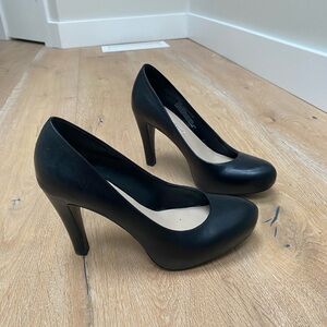 Beautiful Black Leather Pumps